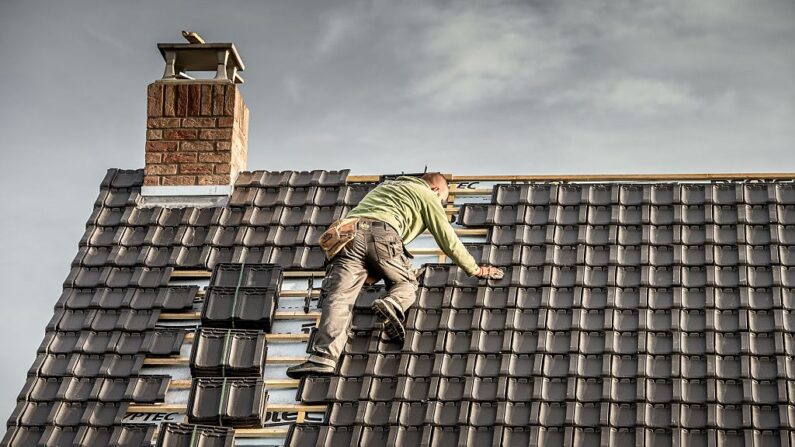 Les couvreurs ou charpentiers sont souvent confrontés à de nombreux dangers. (Photo d'illustration - PHILIPPE HUGUEN/AFP via Getty Images)