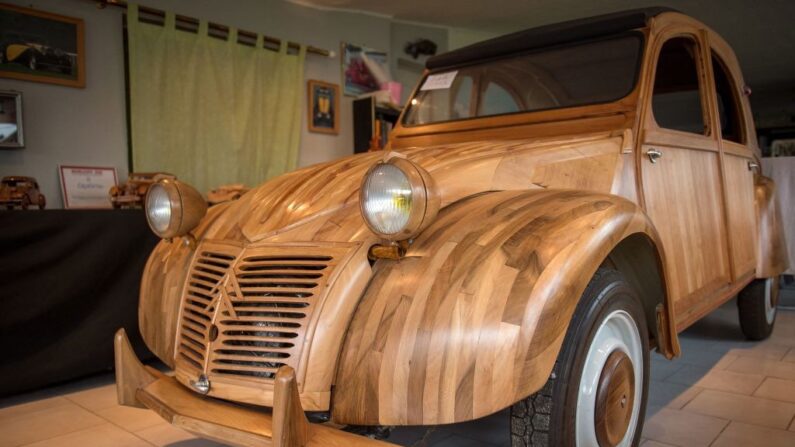 Les détails d'une 2CV Citroën en bois construite à la main comme une réplique exacte sont photographiés le 20 mars 2017, près de Loches (Indres-et-Loire).(Crédit photo GUILLAUME SOUVANT/AFP via Getty Images)