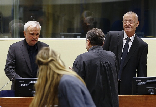 Les anciens chefs du renseignement serbe, Jovica Stanisic (à g.) et Franko Simatovic (à dr.), lors de leur comparution devant un tribunal de l'ONU à La Haye le 13 juin 2017. (Photo MICHAEL KOOREN/AFP via Getty Images)