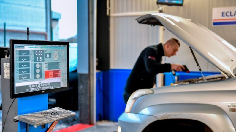 Un mécanicien d'un centre de contrôle technique automobile, inspecte un véhicule dans un garage à Bailleul (Nord), le 4 janvier 2018. (Crédit photo PHILIPPE HUGUEN/AFP via Getty Images)