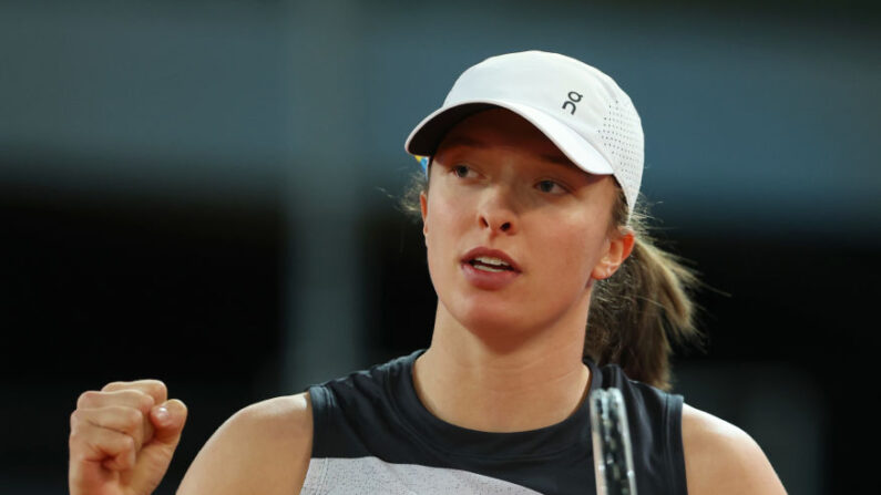 La N.1 mondiale Iga Swiatek a obtenu le dernier billet pour les quarts de finale au tournoi WTA 1000 de Madrid. (Photo by Julian Finney/Getty Images)