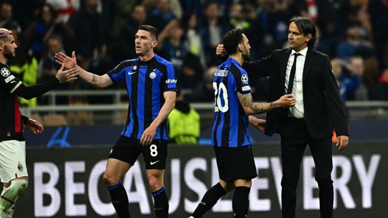 L'entraîneur italien de l'Inter Milan Simone Inzaghi (à.d)) félicite le milieu de terrain turc de l'Inter Milan Hakan Calhanoglu à la fin de la demi-finale retour de l'UEFA Champions League entre l'Inter Milan et l'AC Milan, le 16 mai 2023 au stade Giuseppe-Meazza (San Siro) à Milan. (Photo by GABRIEL BOUYS/AFP via Getty Images)