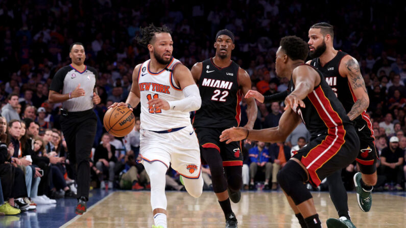 Les Knicks, tractés par 38 points de Jalen Brunson, ont battu le Heat (112-103), pour réduire l'écart à trois victoires à deux dans leur demi-finale de conférence Est, mercredi en play-offs de la NBA. (Photo by Elsa/Getty Images)