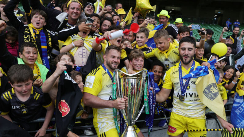 Quentin Lespiaucq Brettes et Jules Favre de La Rochelle célèbrent avec les fans et le trophée de la Heineken Champions Cup après la victoire de l'équipe lors du match de la finale de la Heineken Champions Cup entre Leinster Rugby et le Stade Rochelais à l'Aviva Stadium le 20 mai 2023 à Dublin, Irlande. (Photo by David Rogers/Getty Images)