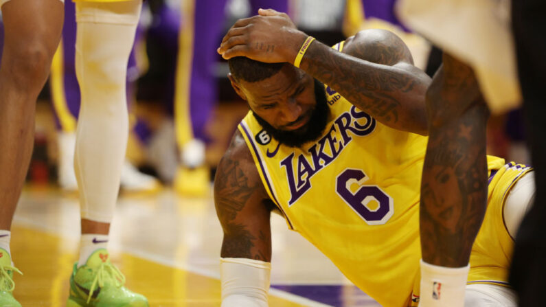 LeBron laisse planer le mystère sur son avenir de basketteur et déferler les spéculations sur une éventuelle retraite à 38 ans. (Photo by Harry How/Getty Images)