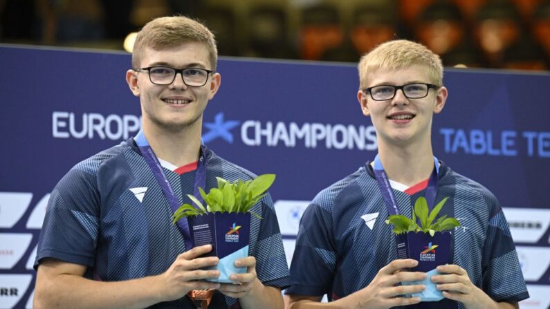 Alexis et Félix Lebrun se sont inclinés dès les 16e de finale des Mondiaux. (Photo by TOBIAS SCHWARZ/AFP via Getty Images)