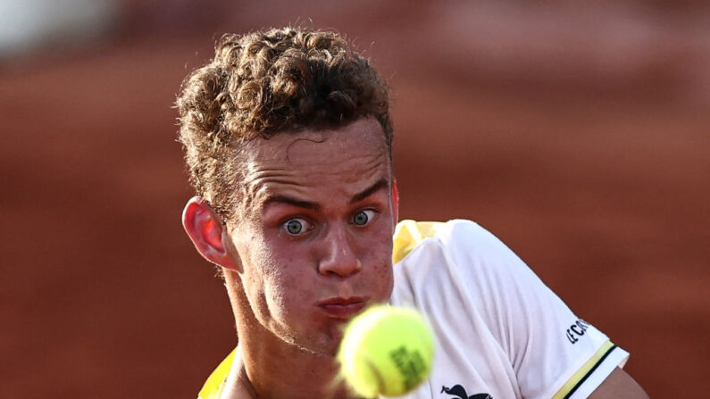 Luca Van Assche, 19 ans depuis début mai, s'est offert sa toute première victoire en Grand Chelem aux dépens de l'Italien Marco Cecchinato (72e), dominé 6-1, 6-1, 6-3 en moins de deux heures. (Photo by ANNE-CHRISTINE POUJOULAT/AFP via Getty Images)