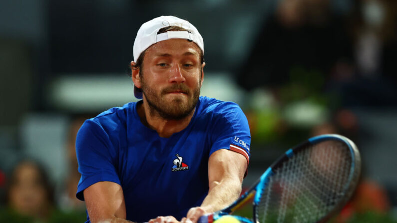 Lucas Pouille a battu le Taïwanais Chun-Hsin Tseng (215e mondial) 5-7, 6-3, 6-0 mercredi au deuxième tour des qualifications de Roland-Garros et n'est plus qu'à une victoire d'un retour dans un tableau principal de Grand Chelem. (Photo by Clive Brunskill/Getty Images)