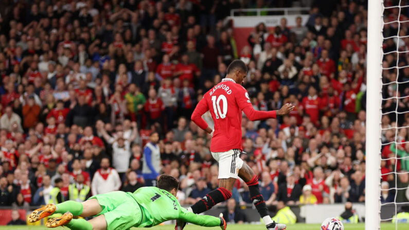 Marcus Rashford de Manchester United marque le quatrième but de l'équipe devant Kepa Arrizabalaga de Chelsea lors du match de Premier League entre Manchester United et Chelsea FC à Old Trafford le 25 mai 2023 à Manchester, Angleterre. (Photo by Catherine Ivill/Getty Images)