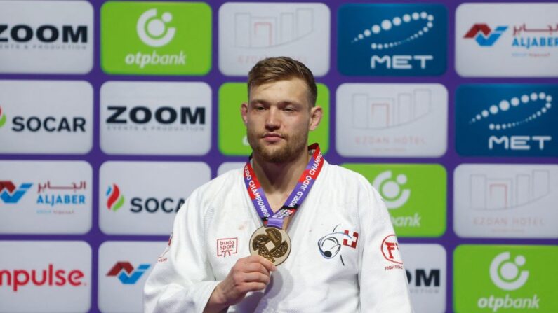 Le Suisse Nils Stump a offert à son pays le premier titre mondial de judo de son histoire, mardi à Doha, dans la catégorie des -73 kg. (Photo by KARIM JAAFAR/AFP via Getty Images)