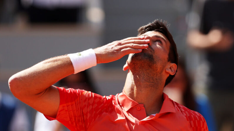 Novak Djokovic, qui vise le record de 23 titres du Grand Chelem, et Carlos Alcaraz, qui poursuit son deuxième, ont très tranquillement franchi lundi à Roland-Garros le premier obstacle sur la route qui devrait les mener vers un duel en demi-finales. (Photo by Clive Brunskill/Getty Images)