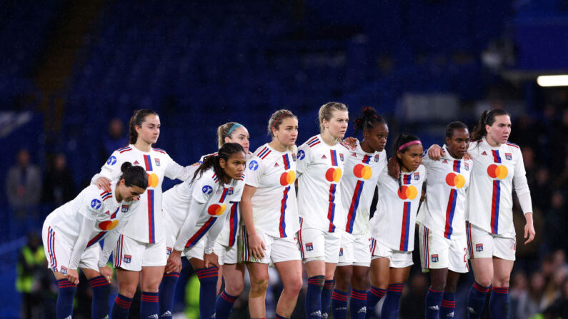 Les joueuses de l'Olympique Lyonnais regardent la séance de tirs au but lors du quart de finale retour de l'UEFA Women's Champions League entre le Chelsea FC et l'Olympique Lyonnais à Stamford Bridge le 30 mars 2023 à Londres, Angleterre. (Photo by Clive Rose/Getty Images)