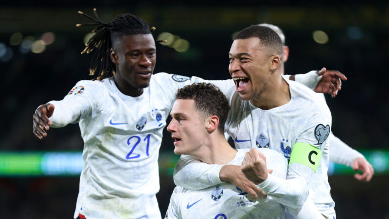 Benjamin Pavard (France) célèbre son but avec ses coéquipiers Kylian Mbappé et Eduardo Camavinga, lors du match du tour préliminaire du groupe B de l'UEFA EURO 2024 entre la République d'Irlande et la France à la Dublin Arena le 27 mars 2023 à Dublin, en Irlande. (Photo by Oisin Keniry/Getty Images)