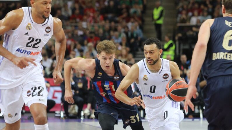 Rokas Jokubaitis (à.g) de Barcelone se dispute le ballon avec Nigel Williams-Goss (à.d) du Real Madrid lors du match de la demi-finale de basket-ball de l'Euroligue entre le FC Barcelone et le Real Madrid à Kaunas, le 19 mai 2023. (Photo by PETRAS MALUKAS/AFP via Getty Images)