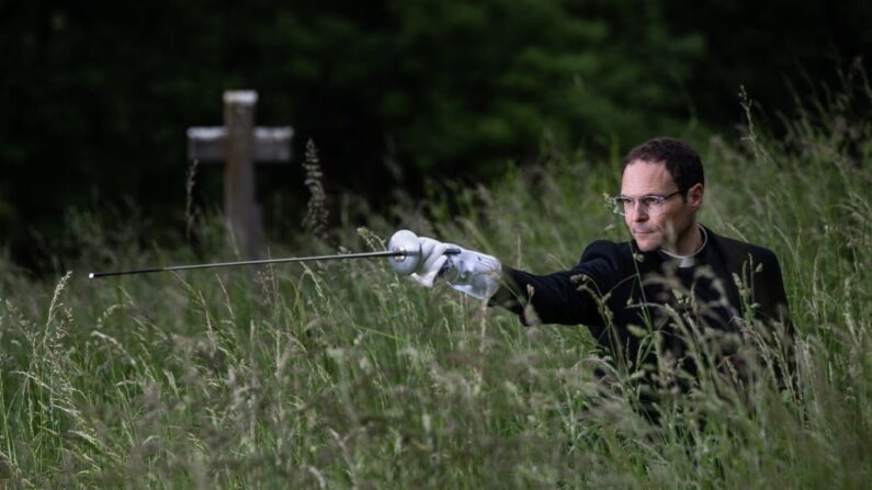 L'abbé de Vesoul, Franck Ruffiot, pose avec son fleuret d'escrime à Vesoul, dans l'est de la France, le 15 mai 2023. L'abbé de Vesoul, Franck Ruffiot, participera au championnat d'Europe d'escrime à Thionville du 17 au 21 mai 2023. (Photo by SEBASTIEN BOZON/AFP via Getty Images)