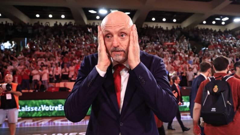 Sasa Obradovic, le coach serbe de Monaco, qui a pris les commandes de sa demi-finale du championnat de France de basket face à Bourg-en-Bresse en s'imposant dans le premier match de sa série (86-79). Photo by VALERY HACHE/AFP via Getty Images)