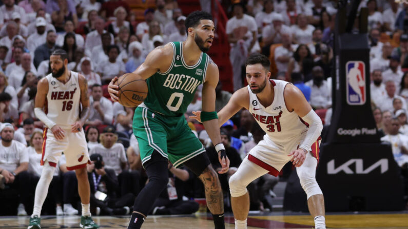 Dans l'obligation de s'imposer sous peine d'élimination, les Celtics y sont parvenus (116-99) sur le parquet du Heat, tractés par 34 points de Jayson Tatum, pour revenir à 3-1 dans leur finale de conférence Est. (Photo by Megan Briggs/Getty Images)