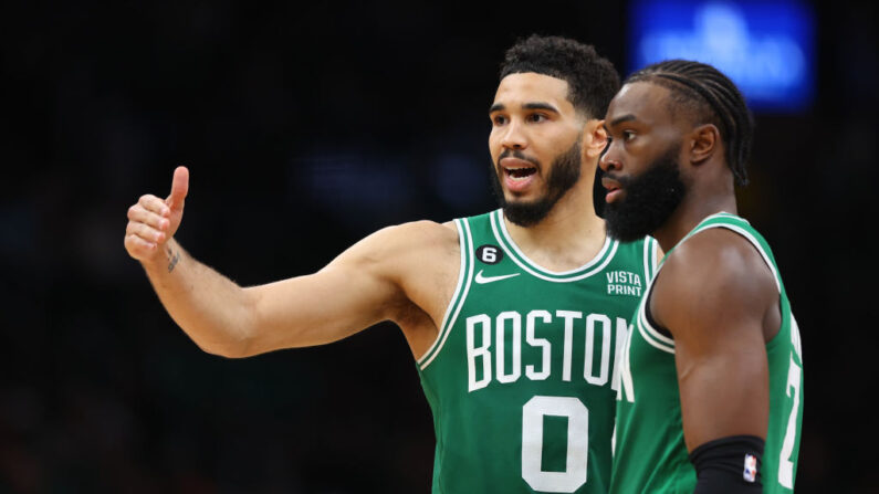 Jayson Tatum #0 discute avec Jaylen Brown #7 des Celtics de Boston contre le Heat de Miami pendant le quatrième quart-temps du cinquième match des finales de la Conférence Est au TD Garden le 25 mai 2023 à Boston, Massachusetts. (Photo by Maddie Meyer/Getty Images)