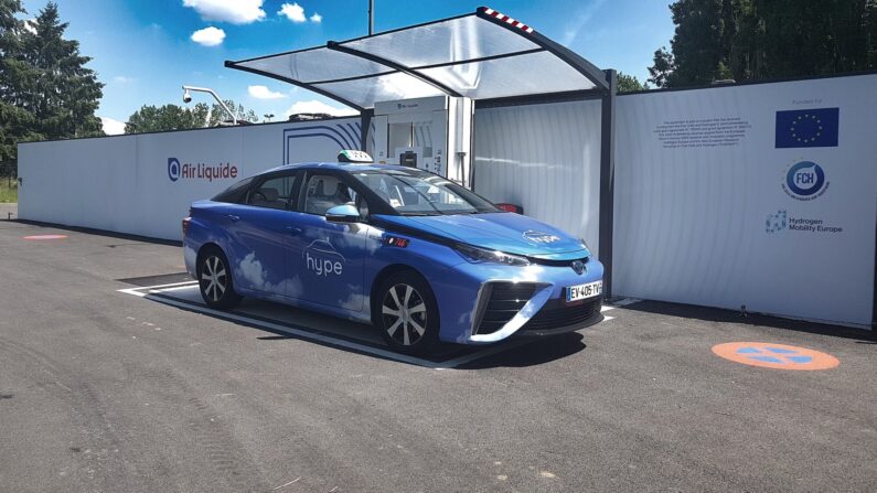 Une Toyota Mirai fonctionnant à l'hydrogène, à une station de ravitaillement. NBKF / Wikimedia, CC BY-SA