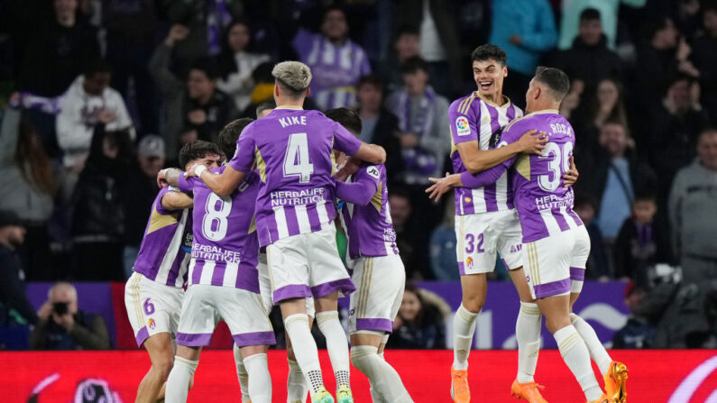 Gonzalo Plata du Real Valladolid CF (caché) célèbre avec ses coéquipiers après avoir marqué le troisième but de l'équipe lors du match de LaLiga Santander entre le Real Valladolid CF et le FC Barcelona à l'Estadio Municipal Jose Zorrilla le 23 mai 2023 à Valladolid, Espagne. (Photo by Angel Martinez/Getty Images)