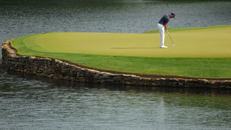 L'Américain Wyndham Clark, 80e mondial, a remporté le Wells Fargo Championship dimanche à Charlotte (Caroline du Nord), son premier titre sur le circuit nord-américain (PGA). (Photo by Kevin C. Cox/Getty Images)