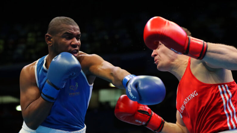 Le français Wilfried Florentin (à.g) contre le letton Nikolajs Grisuninus (à.d), le 15 Mars, 2020 à Londres. (Photo by James Chance/Getty Images)