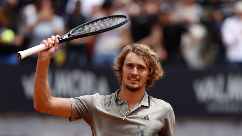 L'Allemand Alexander Zverev s'est qualifié jeudi pour les demi-finales du tournoi ATP de Genève en battant le Chinois Wu Yibing sur abandon. (Photo by Alex Pantling/Getty Images)