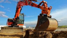 Manche : scène impressionnante d’un engin de chantier qui bascule sur un camion benne en pleine ville