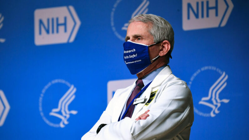 L'ancien directeur de l'Institut national des allergies et des maladies infectieuses (NIAID), le Dr Anthony Fauci, écoute le président Joe Biden (hors champ) s'exprimer lors d'une visite aux Instituts nationaux de la santé (NIH) à Bethesda (Maryland), le 11 février 2021. (Saul Loeb/AFP via Getty Images)