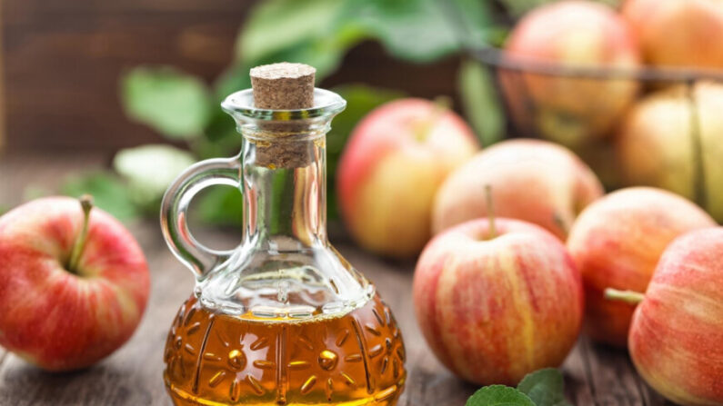 Consommer du vinaigre de cidre de pomme peut aider à perdre du poids, améliorer la digestion et est bon pour la protection cardiovasculaire. (Vague de mer/Shutterstock)