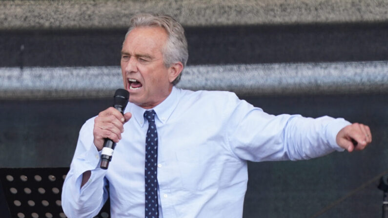 Robert F. Kennedy Jr, neveu de l'ancien président américain John F. Kennedy, s'adresse aux personnes rassemblées sous la Colonne de la Victoire dans le centre-ville de Berlin pour écouter des discours lors d'une manifestation contre les restrictions liées au coronavirus et la politique du gouvernement en Allemagne, le 29 août 2020. (Sean Gallup/Getty Images)