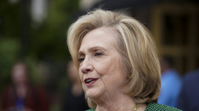 L'ancienne secrétaire d'État américaine Hillary Clinton s'exprime lors d'une table ronde au Vital Voices Global Festival à Washington le 5 mai 2023. (Madalina Vasiliu/Epoch Times)