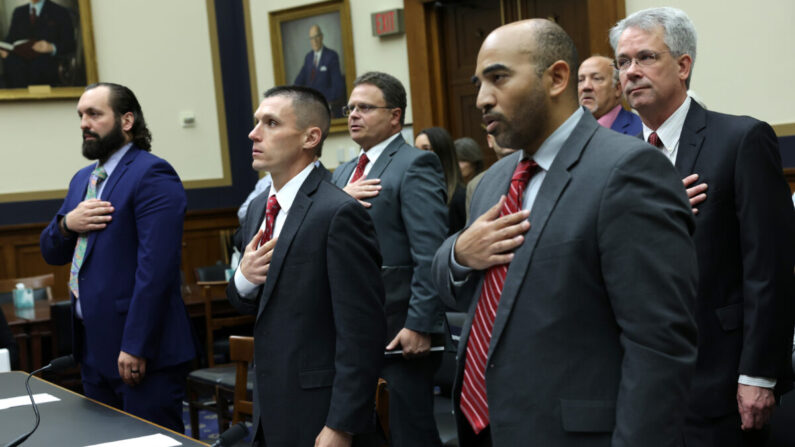 De gauche à droite : Garret O'Boyle, agent spécial du FBI suspendu, Steve Friend, ancien agent du FBI, et Marcus Allen, agent du FBI suspendu, lors d'une audience à Washington le 18 mai 2023. (Alex Wong/Getty Images)