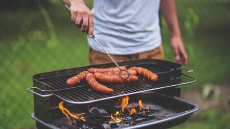 Athis-Mons: elle déverse de l’alcool à brûler sur un barbecue, le couple est grièvement blessé