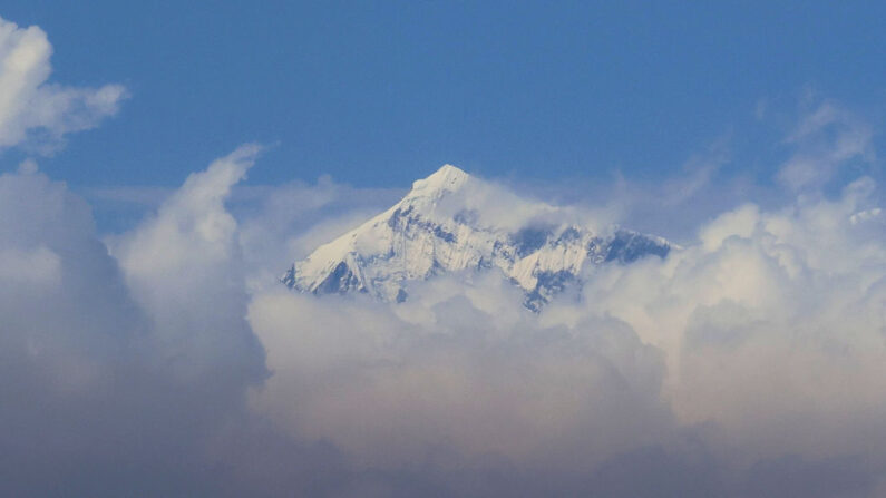 Une photo aérienne prise en plein vol depuis un hélicoptère montre le sommet du mont Everest, la plus haute montagne du monde avec ses 8848 mètres, dans la chaîne de l'Himalaya au Népal, le 7 mars 2023. (Photo SEBASTIEN BERGER/AFP via Getty Images)