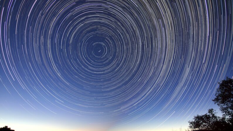 Une nuit étoilée défile sous nos yeux… Cependant le fond de ciel est bel et bien noir. Ou l'est-il vraiment ?
pxhere.com