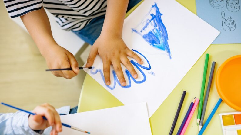 Le dessin aide les enfants à développer leur imagination mais aussi à travailler sur leurs souvenirs. (Pexels)