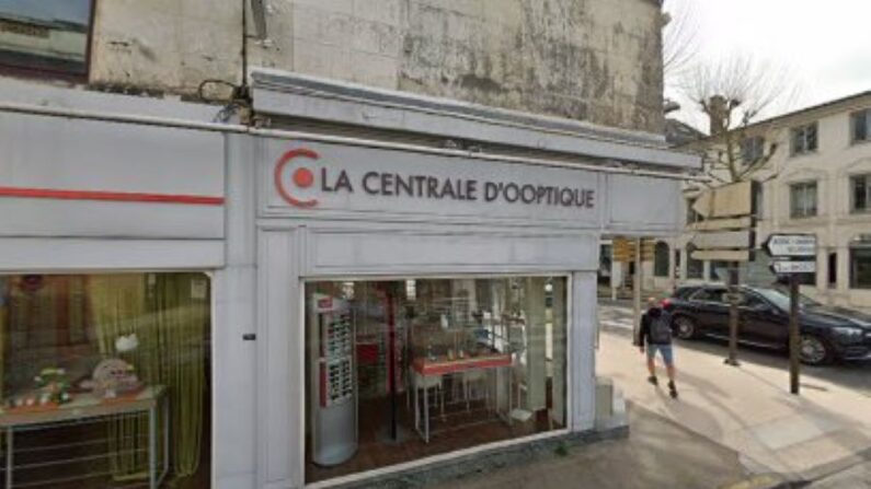 Le camion a terminé sa course dans la vitrine de La Centrale d’Optique, à Saintes (Google maps)