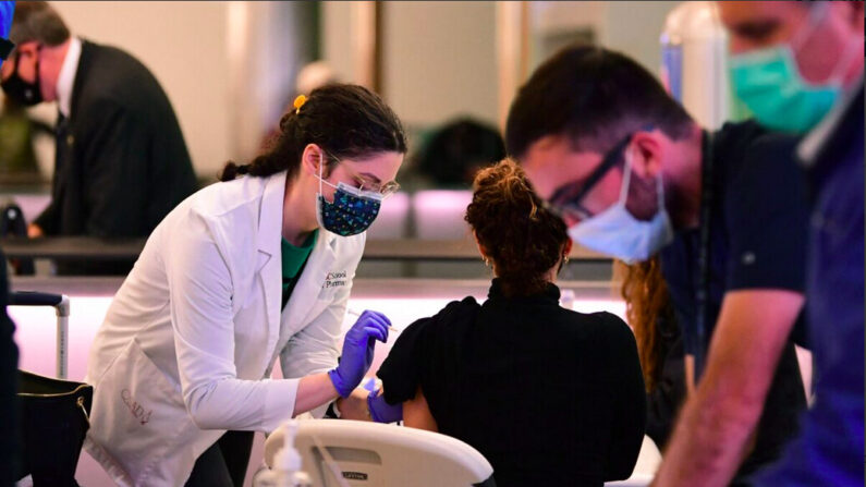 Une personne se fait vacciner contre le Covid-19 à l'aéroport international de Los Angeles, à Los Angeles, en Californie, le 22 décembre 2021. (Frederic J. Brown/AFP via Getty Images)

