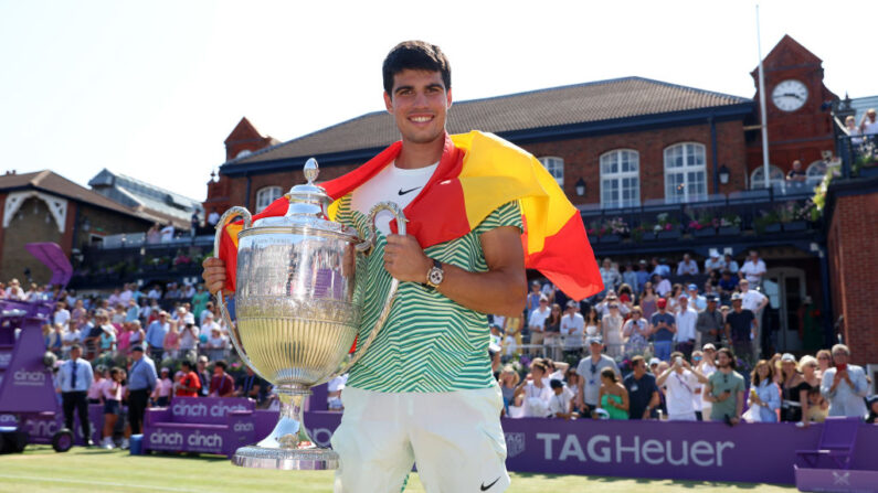 Le jeune Espagnol Carlos Alcaraz a remporté dimanche la finale du tournoi ATP 500 sur gazon du Queen's, à Londres, contre l'Australien Alex de Minaur. (Photo by Luke Walker/Getty Images for LTA)