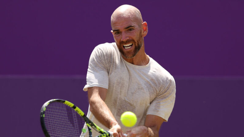 Adrian Mannarino, 43e mondial, s'est qualifié jeudi pour les demi-finales du tournoi sur gazon de Majorque en battant son compatriote français Corentin Moutet. (Photo by Clive Brunskill/Getty Images)