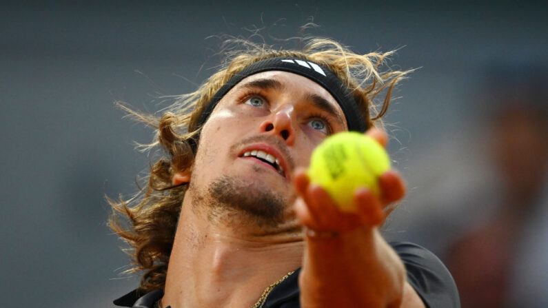 Alexander Zverev, ex-N.2 mondial, aujourd'hui 27e, a poursuivi sa renaissance à Roland-Garros en se qualifiant pour les quarts de finale aux dépens du Bulgare Grigor Dimitrov (29e), dominé 6-1, 6-4, 6-3 lundi soir. (Photo by Clive Mason/Getty Images)