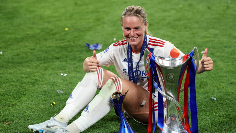 Amandine Henry de Lyon pose avec un trophée lors de la finale de la Ligue des champions féminine de l'UEFA entre le FC Barcelone et l'Olympique lyonnais au Juventus Stadium le 21 mai 2022 à Turin, en Italie. (Photo by Maja Hitij/Getty Images)