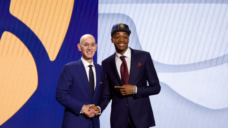 Bilal Coulibaly (à.d), septième choix de la Draft NBA du 22 juin 2023. (Photo by Sarah Stier/Getty Images)