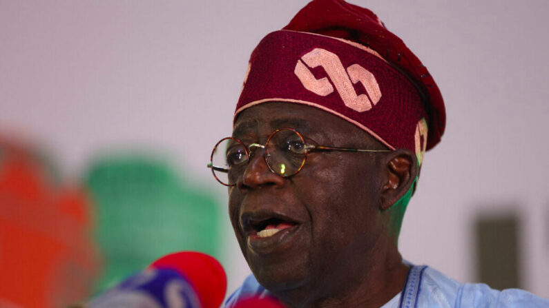 Le candidat du parti au pouvoir, Bola Tinubu, s'adresse à ses partisans à Abuja, au Nigeria, le 1er mars 2023. (Kola Sulaimon/AFP via Getty Images)