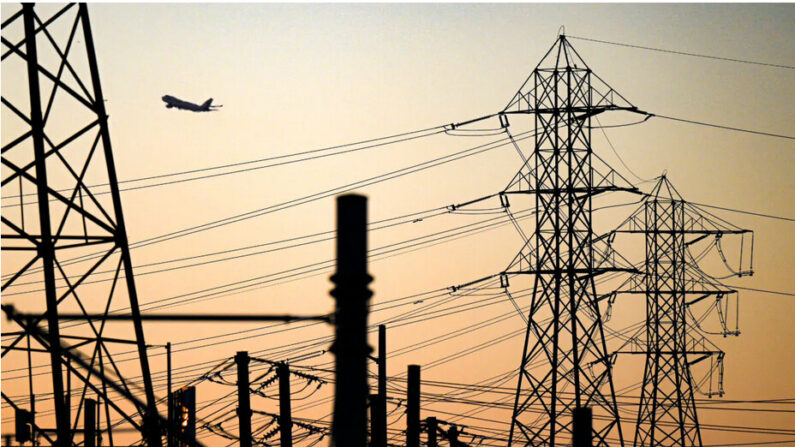 Lignes électriques au coucher du soleil à El Segundo, Californie, le 31 août 2022. (PATRICK T. FALLON/AFP via Getty Images)