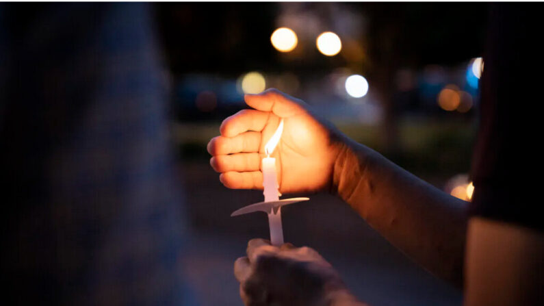 Une personne tient une bougie lors d'une veillée aux chandelles en hommage aux victimes du massacre de la place Tiananmen en 1989, à Washington, le 2 juin 2023. (Madalina Vasiliu/Epoch Times)