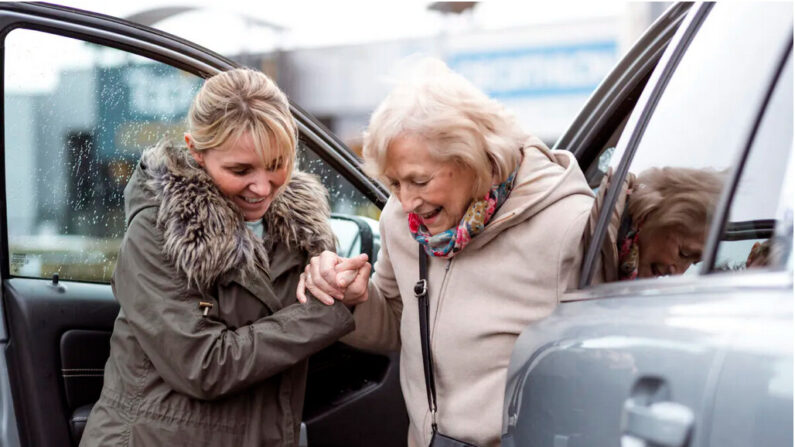 Aidez ceux qui ont besoin d'aide, qu'elle soit petite ou grande. Ne laissez jamais passer une occasion d'aider les autres. (SolStock/Getty Images)