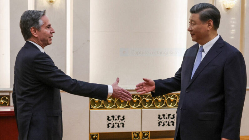 Le secrétaire d'État américain Antony Blinken serre la main du dirigeant chinois Xi Jinping dans le Grand palais du Peuple à Pékin, le 19 juin 2023. (Leah Millis/POOL/AFP via Getty Images)