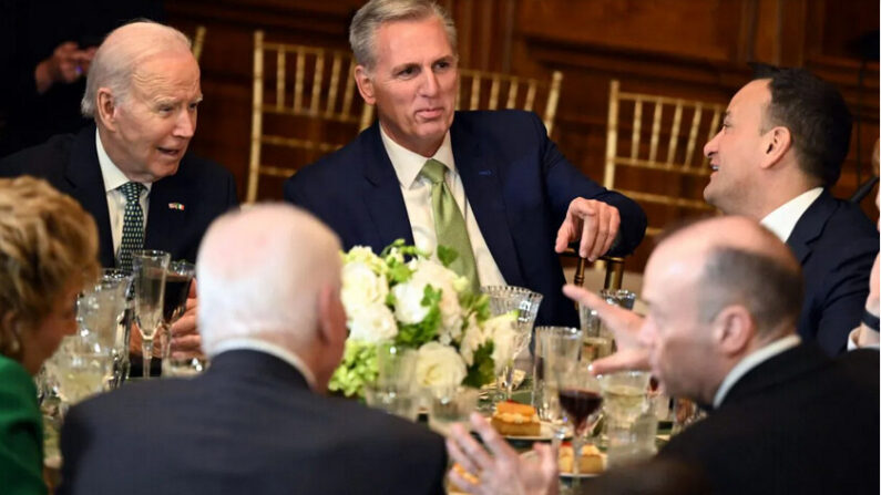 Le président américain Joe Biden (à g.) et le président de la Chambre des représentants Kevin McCarthy (2e à g.) assistent au déjeuner annuel des Amis de l'Irlande à l'occasion de la fête de la Saint-Patrick au Capitole des États-Unis, à Washington, le 17 mars 2023. (Andrew Caballero-Reynolds/AFP via Getty Images)